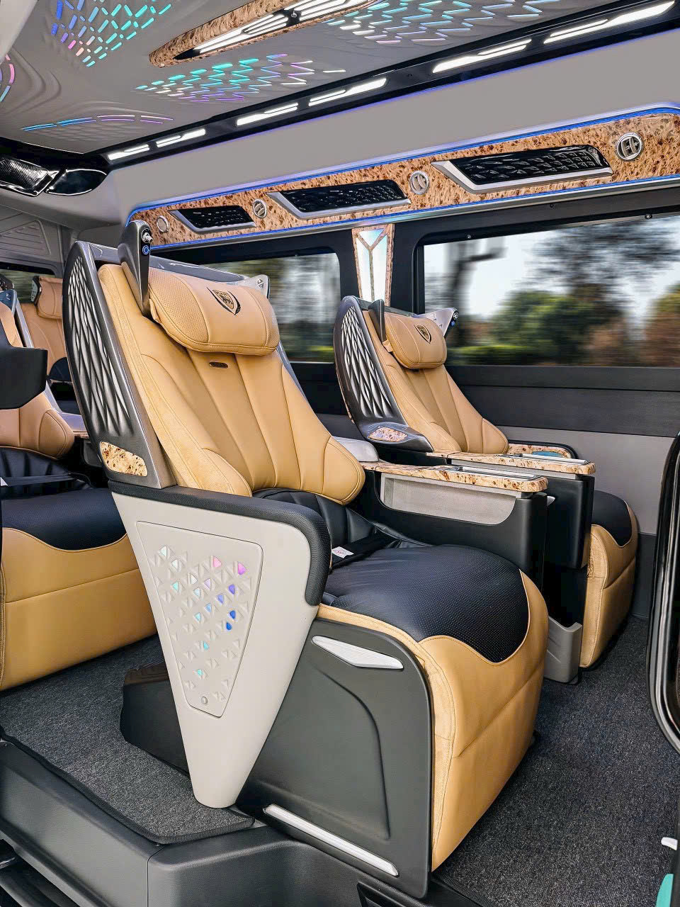 Dcar Limousine Da NangDa Nang Airport Transfer Da Nang Limousine Service Private Car from Da Nang Airport Dcar Limousine Da Nang VIP Airport Pickup Da Nang Da Nang to Hoi An by Limousine Best Airport Transfer Da Nang Ba Na Hills VIP Car Service