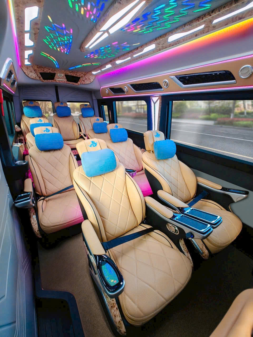 Dcar Limousine Da NangDa Nang Airport Transfer Da Nang Limousine Service Private Car from Da Nang Airport Dcar Limousine Da Nang VIP Airport Pickup Da Nang Da Nang to Hoi An by Limousine Best Airport Transfer Da Nang Ba Na Hills VIP Car Service